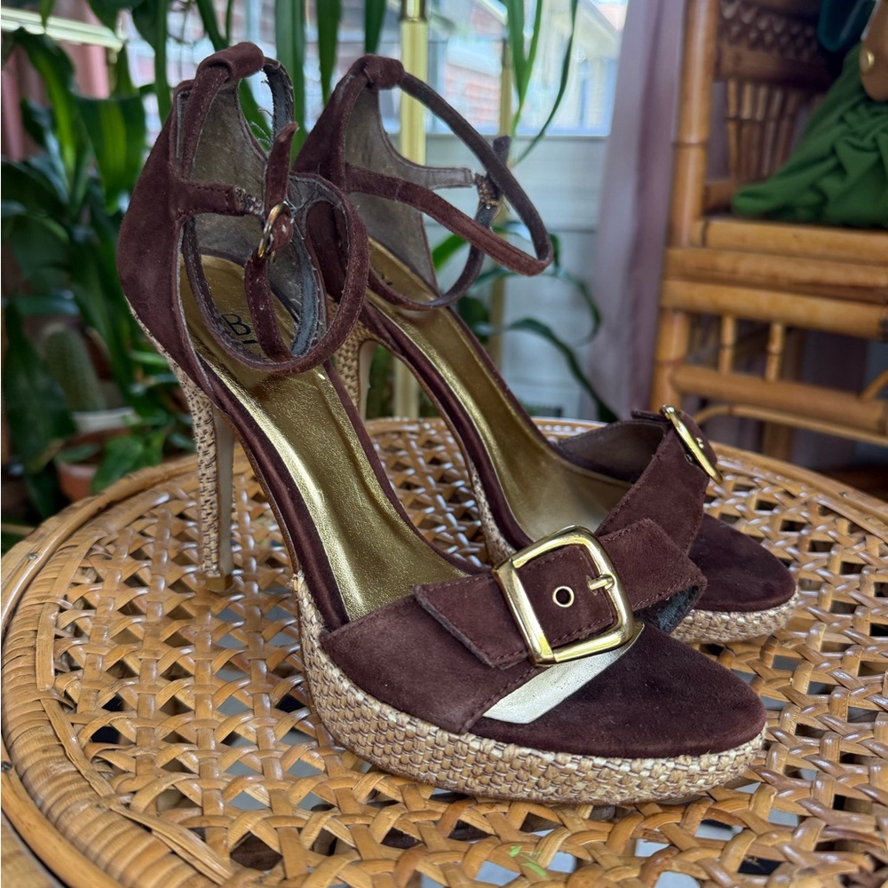Bakers Oriana Pumps Size 8B 4.5” Heel Gold Buckle Rattan-Inspired Heel Sandle